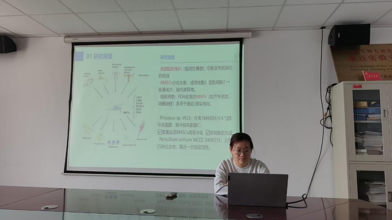 人在电视前AI 生成的内容可能不正确。